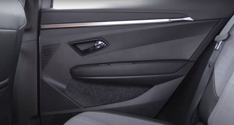 renault megane e-tech interior detalhe forração das portas traseiras em plastico