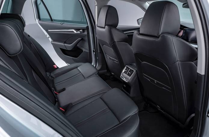 novo octavia 2021 interior banco traseiro