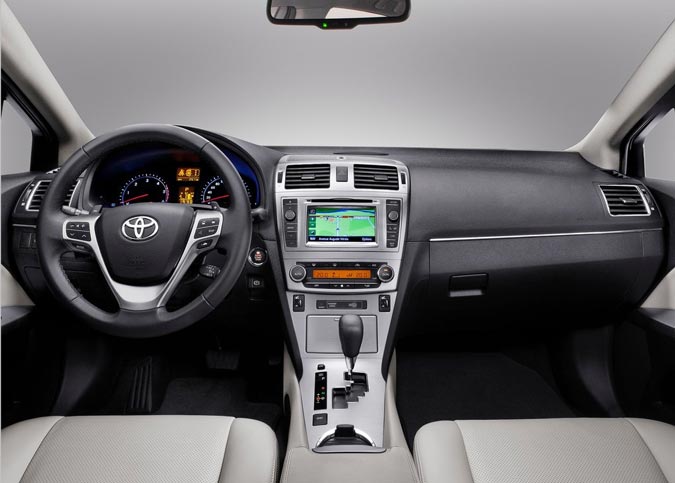 2012 toyota avensis interior