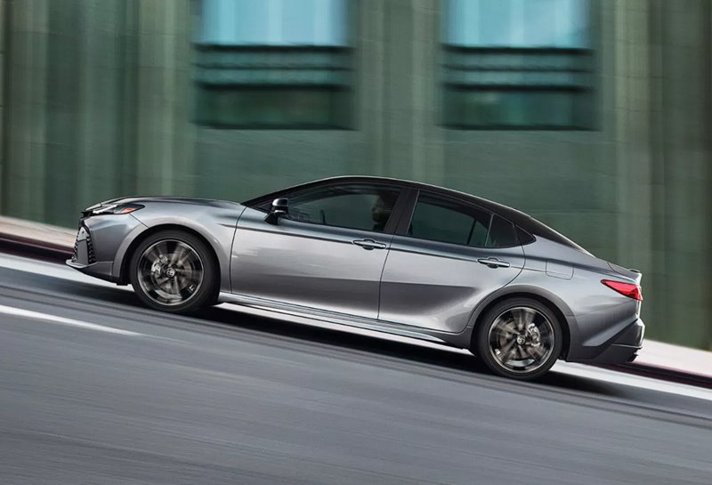 Toyota Camry 2025 9ª geração traz novo padrão visual, novo interior e