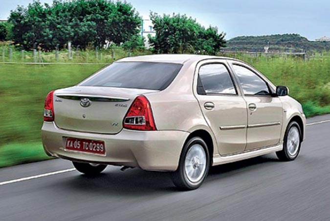 toyota etios sedan traeseira