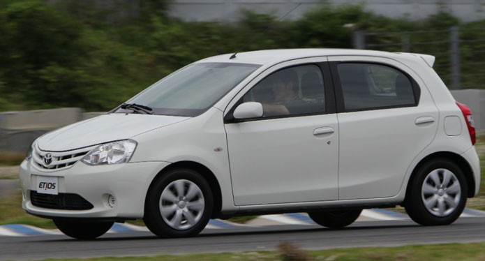 toyota etios branco