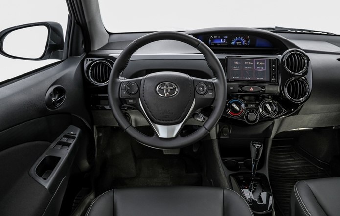 toyota etios 2018 interior painel