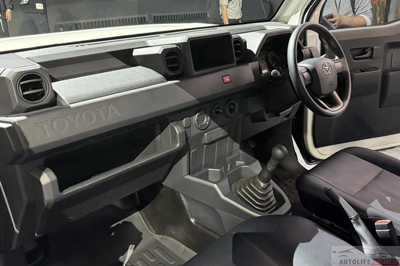 toyota hilux champ interior