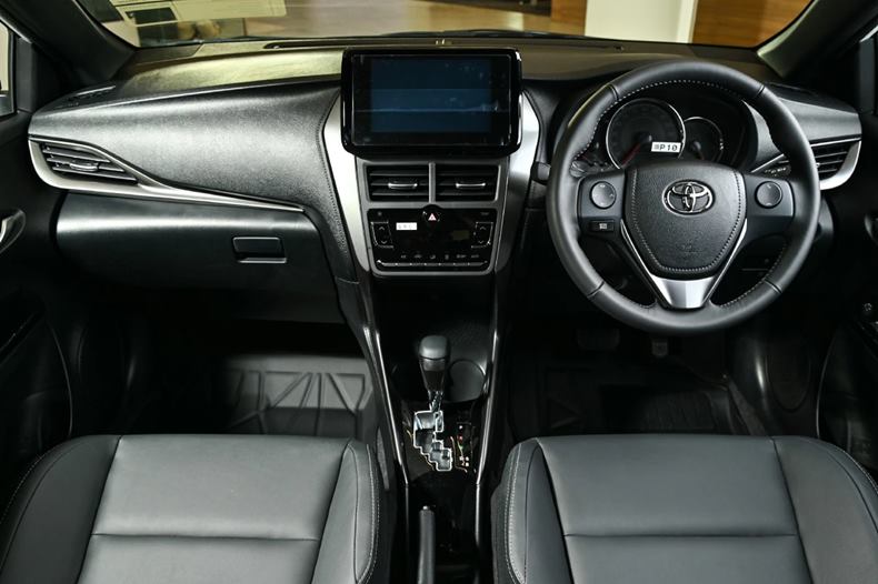 toyota yaris hatchback 2024 interior painel