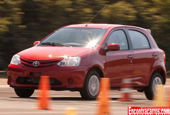 toyota etios hatch vermelho