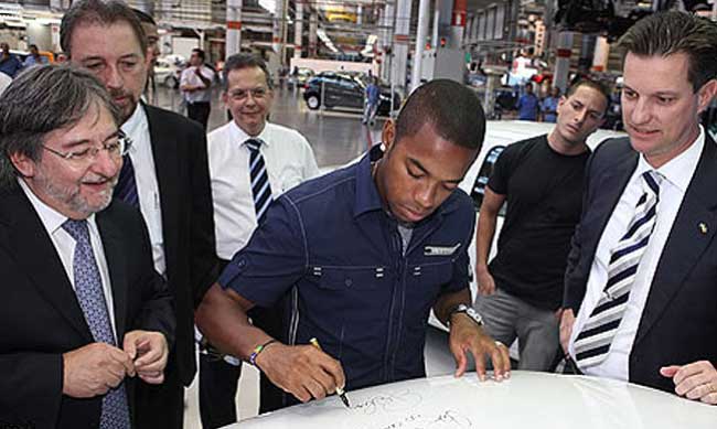 robinho visita a fabrica da volkswagen em são bernardo