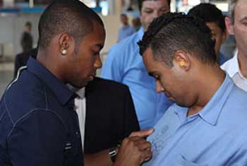 robinho visita a fabrica da volkswagen em são bernardo