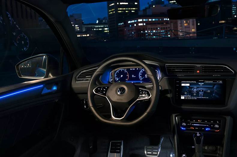 volkswagen tiguan 2021 interior painel iluminação LED ambiente