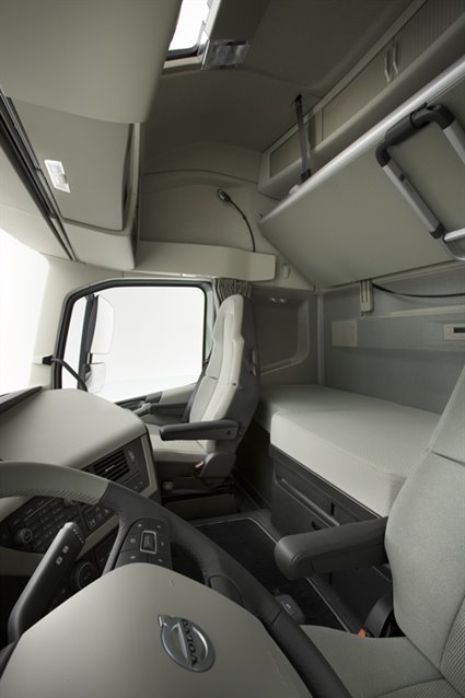 volvo fh 2017 interior cabine e cama adicional do tipo beliche