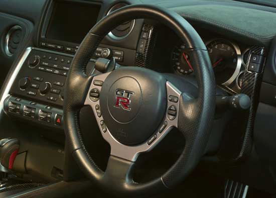 interior nissan gtr