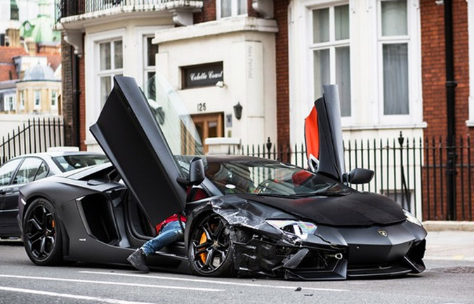 Vídeo - Como destruir o seu Aventador nas ruas de Londres 1