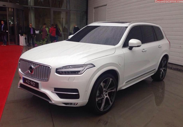 Volvo apresenta a nova geração do XC90 2