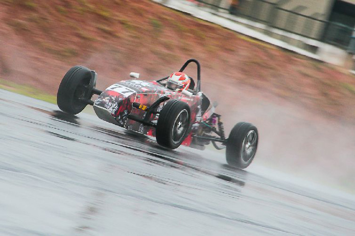 Em corrida de recuperação, Marcelo Vianna vence debaixo de chuva na F1600 1