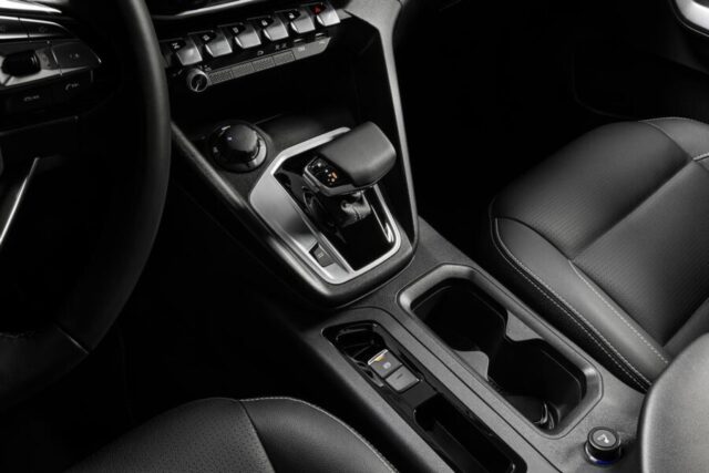 Fiat Titano 2026 interior console central e câmbio