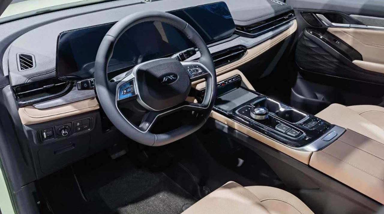 interior jac qx 2025