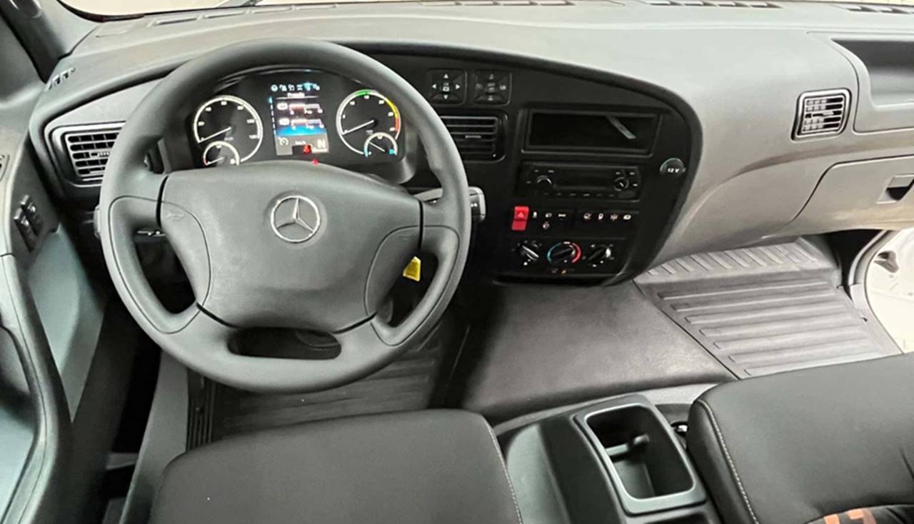 interior mercedes accelo 2026
