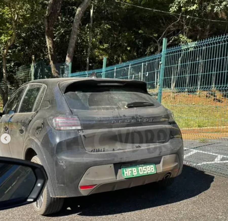 peugeot 208 híbrido flagra