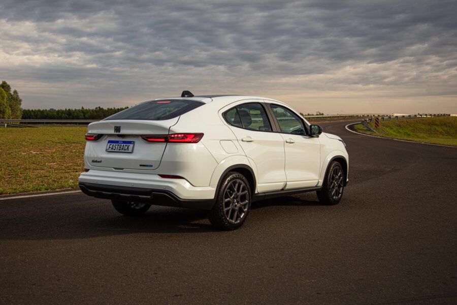 Fiat Fastback 2026: Novo visual, mais tecnologia e versões híbridas para manter a liderança 2 Fiat Fastback Impetus 2026 traseira