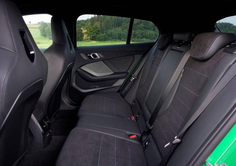 BMW Serie 1 2026 - Com novo visual hatch chegará ao Brasil nos próximos meses 7 bmw m135 interior bancos traseiro
