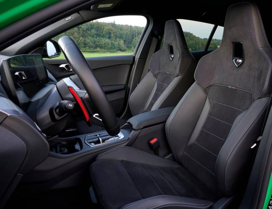 BMW Serie 1 2026 - Com novo visual hatch chegará ao Brasil nos próximos meses 5 bmw m135 interior bancos dianteiros