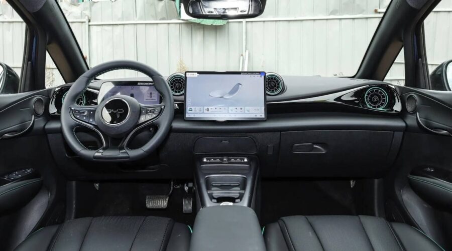 BYD Dolphin 2026 chega ao Brasil mais equipado e barato, porém sem mudar o visual 11 byd dolphin 2026 interior