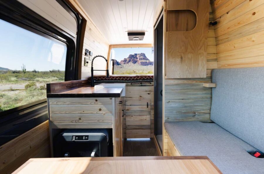 Mercedes Sprinter 2026 - Conheça versões, equipamentos, preços e detalhes técnicos 22 interior mercedes sprinter motorhome