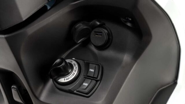 Yamaha Fluo Hybrid Connected chave presencial e botões de abertura do tanque e compartimento de bagagem