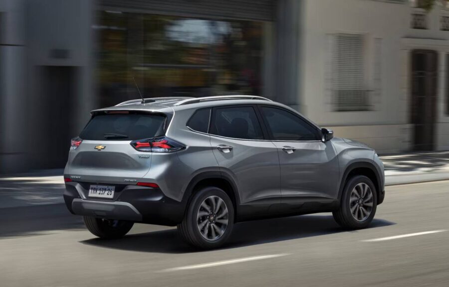 Chevrolet Tracker 2026 - Evolui, porém mantém erros. Confira versões, preços, equipamentos, motores e consumo 2 chevrolet tracker 2026 traseira