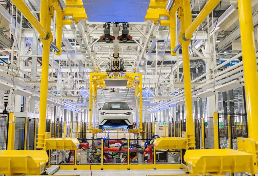 BYD já é a 9ª maior marca do Brasil, já vende mais do que Nissan, Citroën e Ford 1 BYD Dolphin Mini fábrica no Brasil