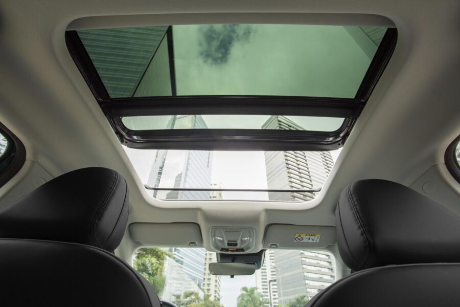 GWM Ora 03 BEV58 - Nova versão tem autonomia para 315 km e custa R$ 169.000 4 Ora 03 teto solar panorâmico