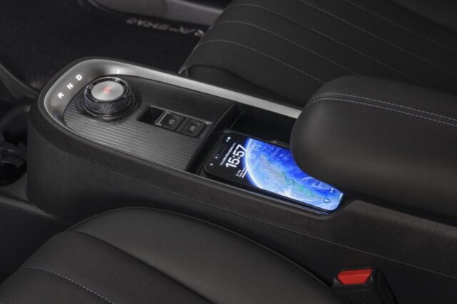 Ora 03 BEV58 interior detalhe console central e carregador por indução