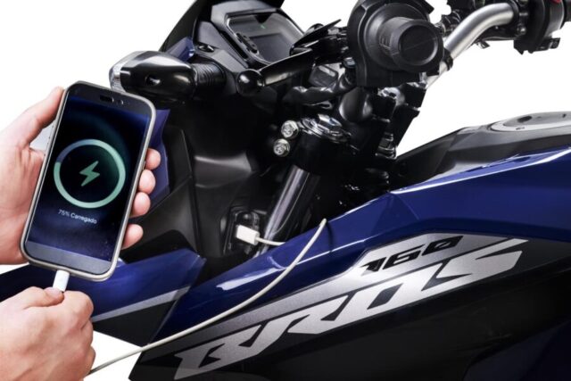 Honda Bros 160 2026 detalhe tomada USB