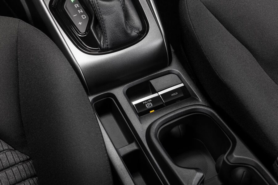 Nova Fiat Toro 2026 chega com visual atualizado por R$ 159.490, confira o que mudou 6 Fiat Toro 2026 interior freio de estacionamento por botão