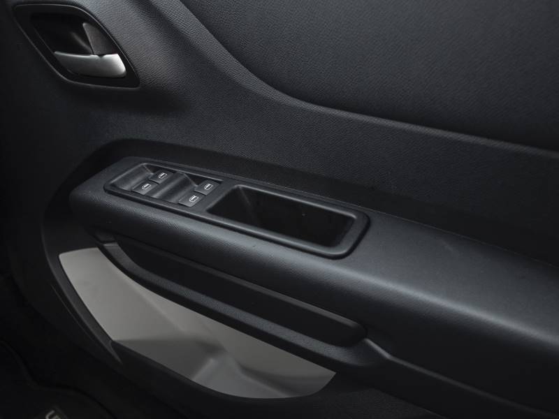 Citroën C3 2026 da Índia fica muito mais equipado e tem novas versões 7 Citroen C3 2026 acionamento vidros traseiros