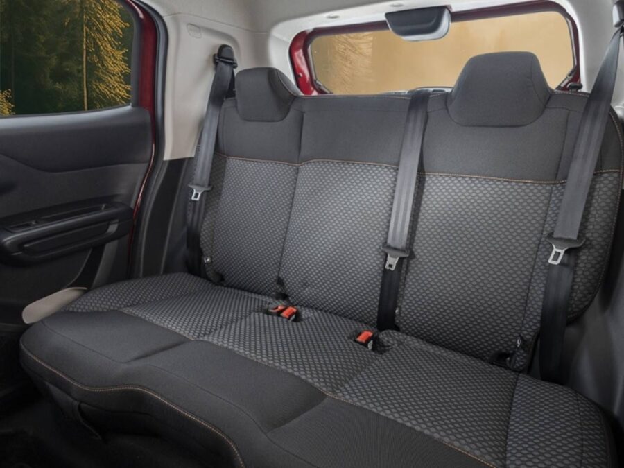 Citroën C3 2026 da Índia fica muito mais equipado e tem novas versões 8 Citroen C3X 2026 índia interior banco traseiro