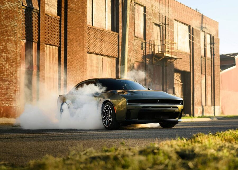 Dodge Charger 2026 - Após fracasso da versão elétrica esportivo ganha versão a combustão com 558 CV 3 dodge charger 2026