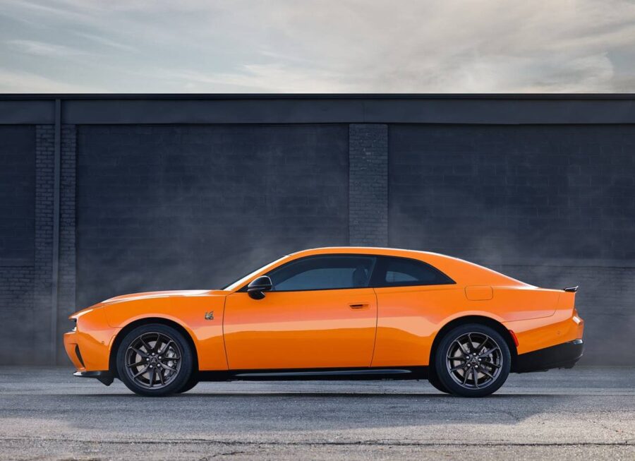 Dodge Charger 2026 - Após fracasso da versão elétrica esportivo ganha versão a combustão com 558 CV 4 dodge charger 2026