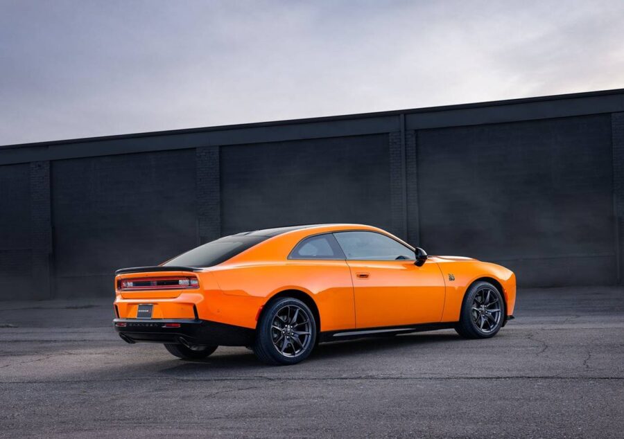 Dodge Charger 2026 - Após fracasso da versão elétrica esportivo ganha versão a combustão com 558 CV 8 novo dodge charger 2026