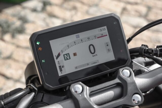 Honda CB 650R E Clutch 2026 painel de instrumentos