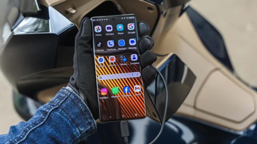 Honda PCX 2026 chega com novas opções de cores, preços partem de R$ 18.460 4 Honda PCX 2026 tomada USB