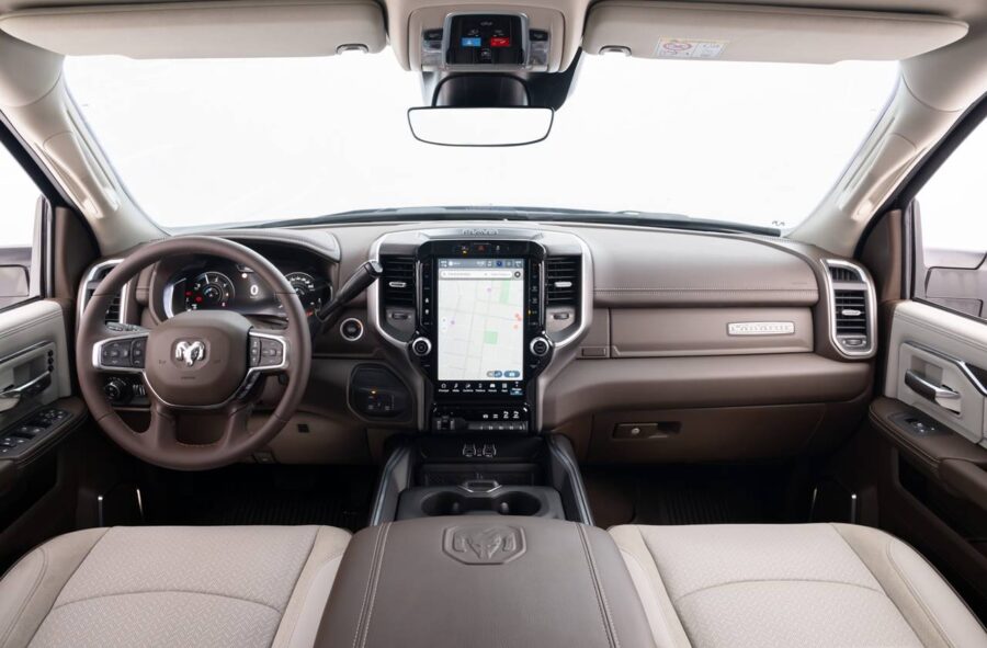 RAM 2500 2025 chega com novo motor e visual renovado por R$ 559.990 4 interior ram 2500 2025