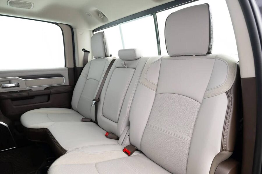 RAM 2500 2025 chega com novo motor e visual renovado por R$ 559.990 6 RAM 2500 2025 interior banco traseiro