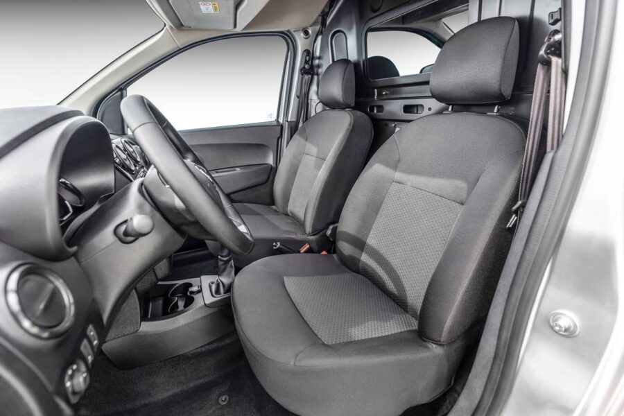 Renault Kangoo 2026 parte de R$ 118.200 e tem qualidades para superar a Fiat Fiorino 8 renault kangoo interior bancos