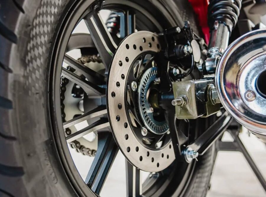 Shineray Iron 250 2025 - Traz uma interessante proposta custom acessível por R$ 21.990 6 iron 250 rodas