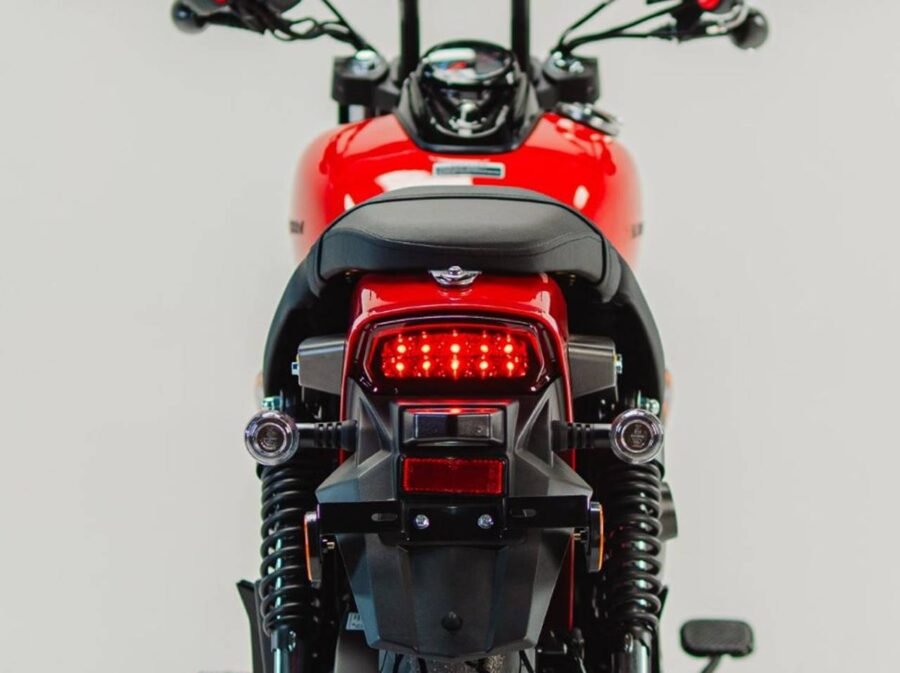 Shineray Iron 250 2025 - Traz uma interessante proposta custom acessível por R$ 21.990 14 Shineray Iron 250 traseira lanterna