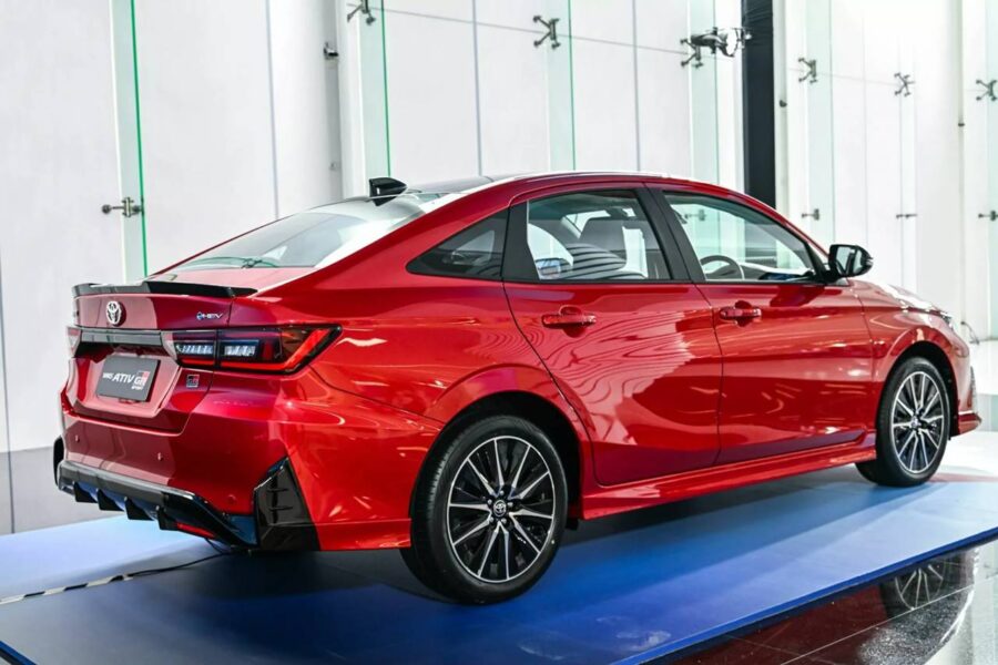 Toyota Yaris Ativ GR Sport - Sedan ganha versão híbrida esportiva, pena que não tem data para vir ao Brasil 2 Toyota Yaris Ativ HEV GR Sport traseira