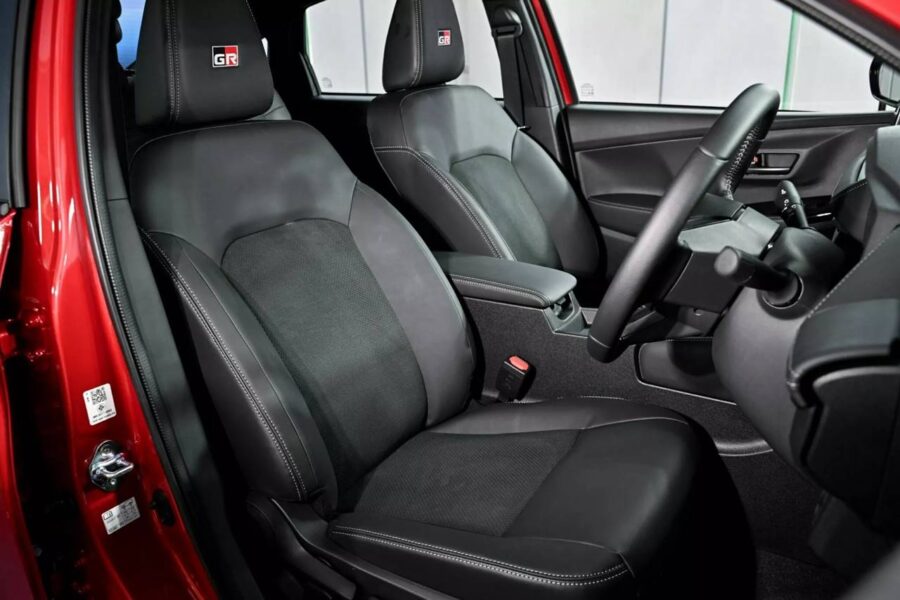 Toyota Yaris Ativ GR Sport - Sedan ganha versão híbrida esportiva, pena que não tem data para vir ao Brasil 4 Toyota Yaris Ativ HEV GR Sport interior bancos