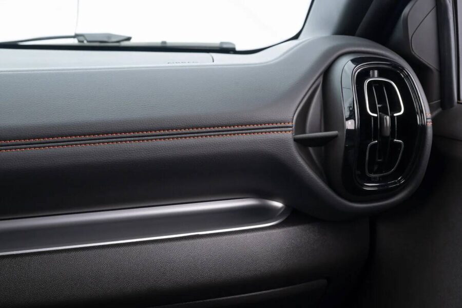 Citroën Aircross 2026 chega com interior mais premium e nova versão XTR, preços não mudaram 3 citroen aircross interior detalhe painel revestimetno softouch