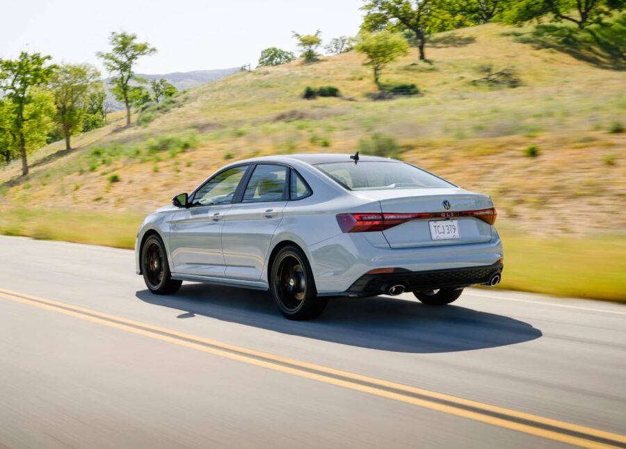Jetta GLI 2026 - Com 231 CV sedan esportivo chega em outubro por R$ 269.900 7 novo jetta gli 2026